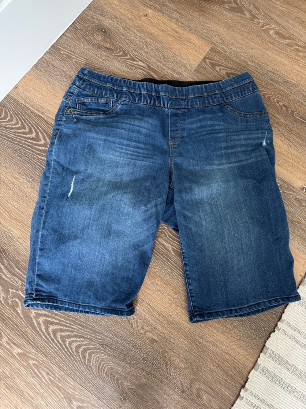Democracy 20W Ab technology Stretch Denim Bermuda Shorts. Comfort & Style!